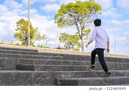 キャリアを象徴する階段｜成長を目指す男性 132460949