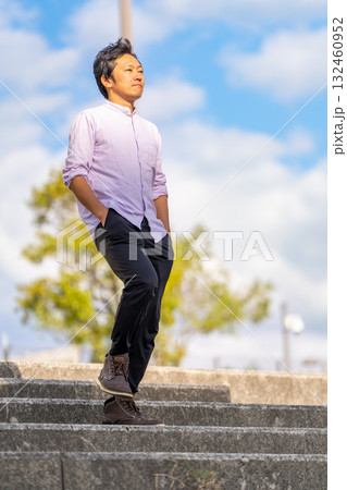 キャリアを象徴する階段|成長を目指す男性 キャリアを象徴する階段|成長を目指す男性 132460952