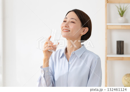 水を飲む女性 水を飲む女性 132461124