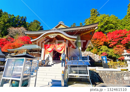 【香川県】四国霊場「第66番札所」紅葉した秋の雲辺寺（国宝本堂） 132461510