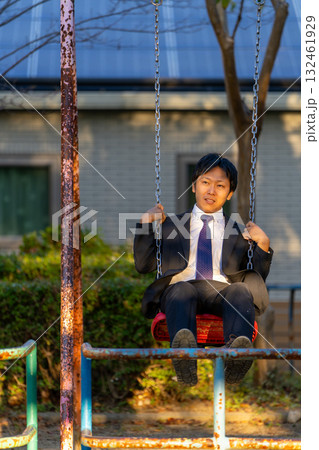 途方に暮れる心｜ブランコに座る憂鬱な社会人 132461929