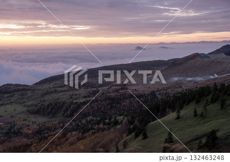 朝焼けの空と燃えるような雲海 132463248