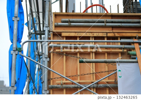 型枠建て込み（建築躯体工事） 132463265