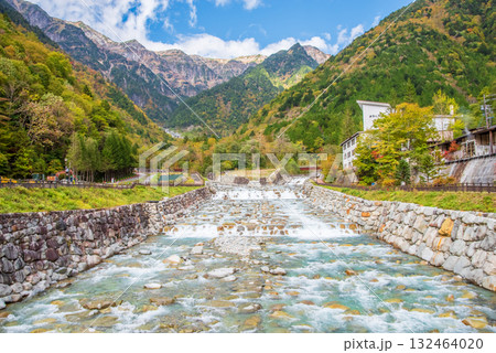 【秋の奥飛騨】新穂高温泉から望む「北アルプス」 132464020