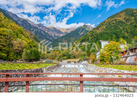 【秋の奥飛騨】新穂高温泉から望む「北アルプス」 132464023