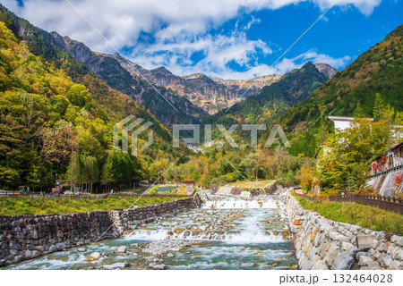 【秋の奥飛騨】新穂高温泉から望む「北アルプス」 132464028