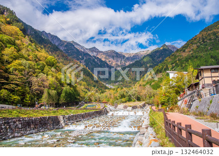 【秋の奥飛騨】新穂高温泉から望む「北アルプス」 132464032
