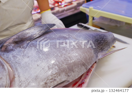 新鮮なマグロを丁寧に捌く職人 新鮮なマグロを丁寧に捌く職人 132464177