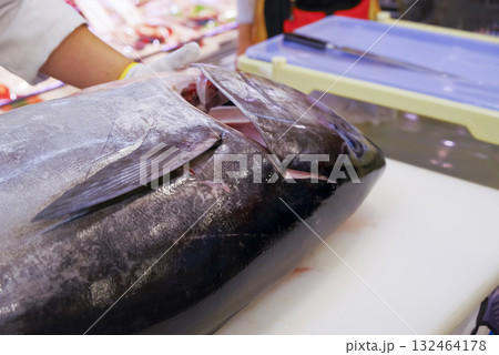 新鮮なマグロを丁寧に捌く職人 新鮮なマグロを丁寧に捌く職人 132464178