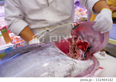 新鮮なマグロを丁寧に捌く職人 132464182