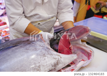 新鮮なマグロを丁寧に捌く職人 132464183