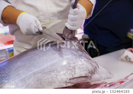 新鮮なマグロを丁寧に捌く職人 132464185