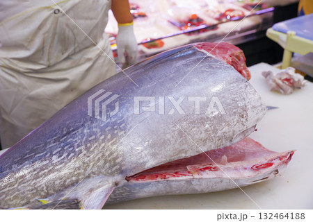 新鮮なマグロを丁寧に捌く職人 新鮮なマグロを丁寧に捌く職人 132464188