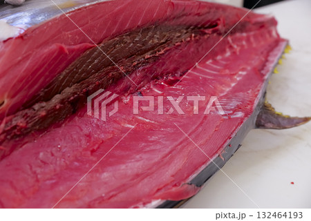 新鮮なマグロを丁寧に捌く職人 新鮮なマグロを丁寧に捌く職人 132464193