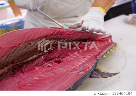 新鮮なマグロを丁寧に捌く職人 132464194