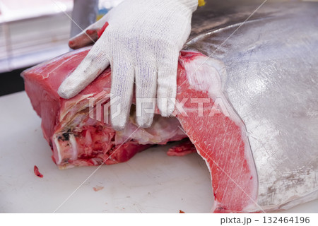 新鮮なマグロを丁寧に捌く職人 132464196