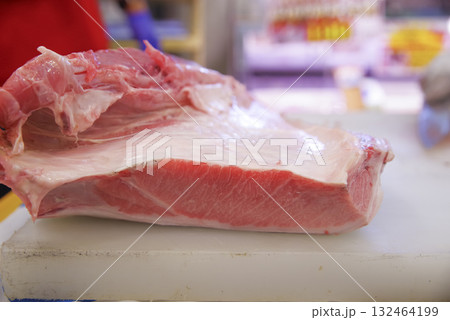 新鮮なマグロを丁寧に捌く職人 132464199