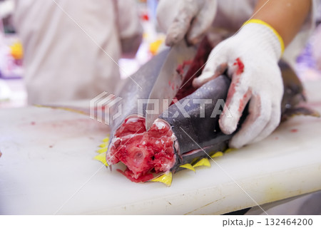 新鮮なマグロを丁寧に捌く職人 132464200