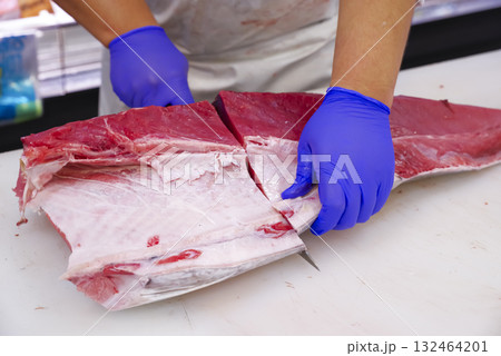 新鮮なマグロを丁寧に捌く職人 132464201