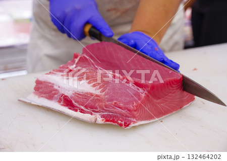 新鮮なマグロを丁寧に捌く職人 132464202