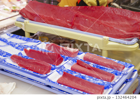 解体ショーで捌かれたマグロのサク 132464204