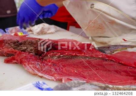 マグロの解体ショーで中落ちを取る職人 マグロの解体ショーで中落ちを取る職人 132464208