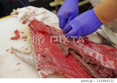 マグロの解体ショーで中落ちを取る職人 マグロの解体ショーで中落ちを取る職人 132464212