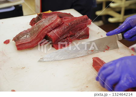 マグロの解体ショーで血合いを捌く職人 132464214