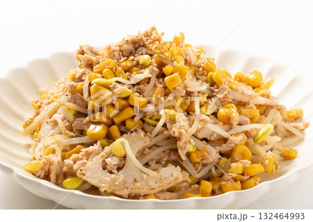 焼きとうもろこしとツナと蓮根の豆もやし和え 焼きとうもろこしとツナと蓮根の豆もやし和え 132464993