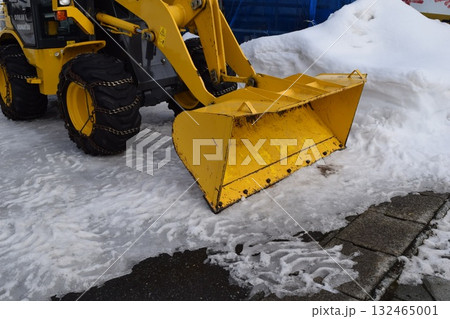 雪国で待機中の除雪車 132465001