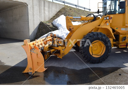 雪国で待機中の除雪車 132465005