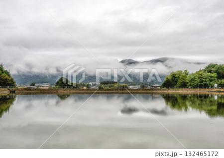 朝靄が漂う山並み 132465172