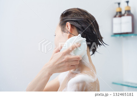 お風呂で体を洗う女性（浴室・シャワー・入浴） 132465181