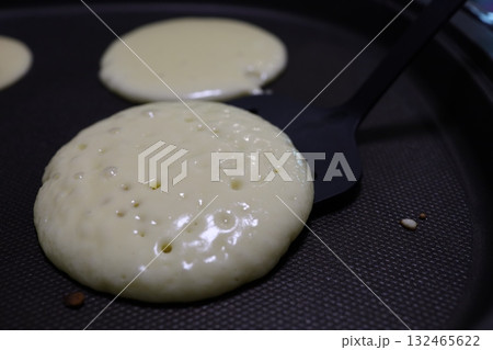 焼きたて目前のホットケーキ 132465622