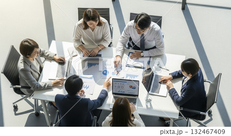 複数のビジネスマンの真剣な議論　俯瞰撮影 132467409