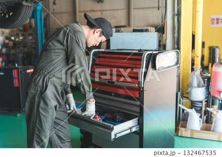 整備工場で働く整備士・自動車整備士・メカニックの中年アジア人男性 整備工場で働く整備士・自動車整備士・メカニックの中年アジア人男性 132467535
