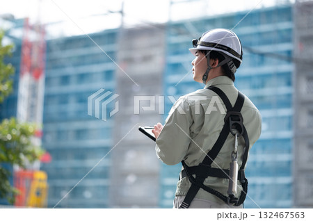 現場で働く若手の後姿 132467563