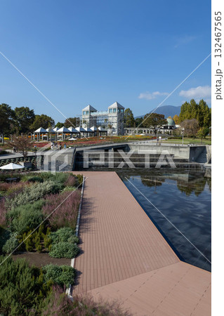 ぐんまフラワーパークプラス　ミナモテラスの屋上から眺めるミナモの池とツインタワー 132467565