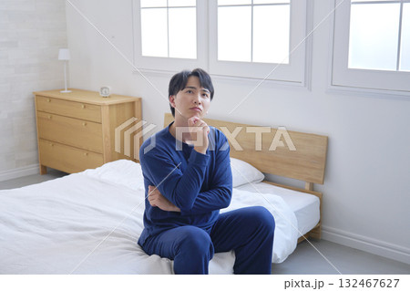 ベッドに座る20代男性 考える ベッドに座る20代男性 考える 132467627