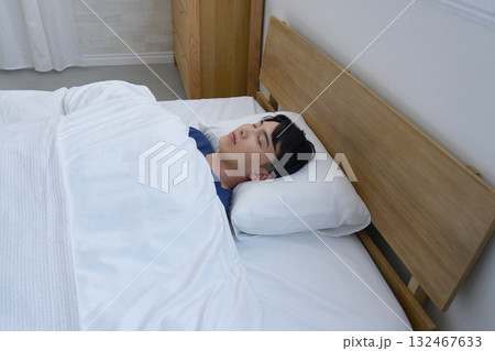 ベッドで眠る男性 20代 朝 ベッドで眠る男性 20代 朝 132467633