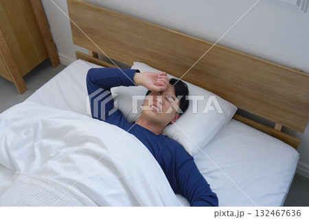 ベッドで眠る男性　20代　発熱 132467636