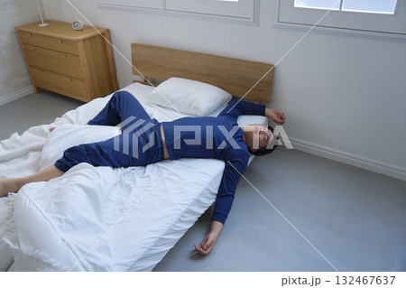 ベッドで眠る寝相が悪い男性 20代 ベッドで眠る寝相が悪い男性 20代 132467637