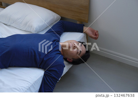 ベッドで眠る寝相が悪い男性　20代 132467638