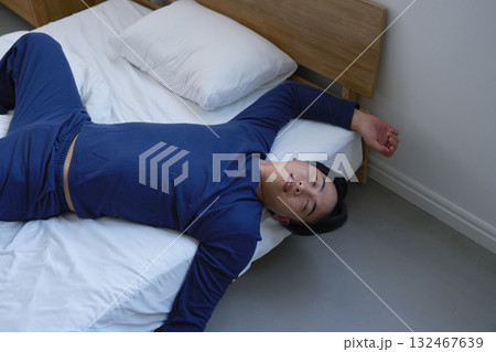 ベッドで眠る寝相が悪い男性 20代 ベッドで眠る寝相が悪い男性 20代 132467639