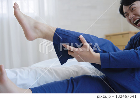 ベッドで足がつる20代男性 132467641