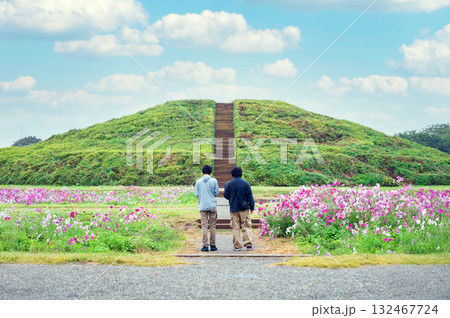 古墳を訪れる観光客 132467724