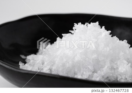 小皿に入った粗塩のクローズアップ 132467728