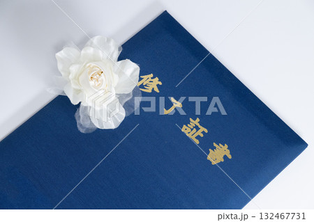 白いコサージュと修了証書 132467731