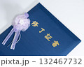 紺色の修了証書とコサージュ 132467732
