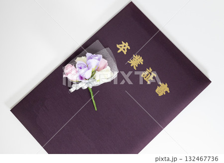 卒業証書とコサージュ 132467736